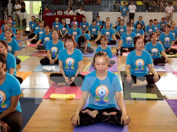 Ejercicio masivo de yoga atrae multitudes en Vietnam hinh anh 1