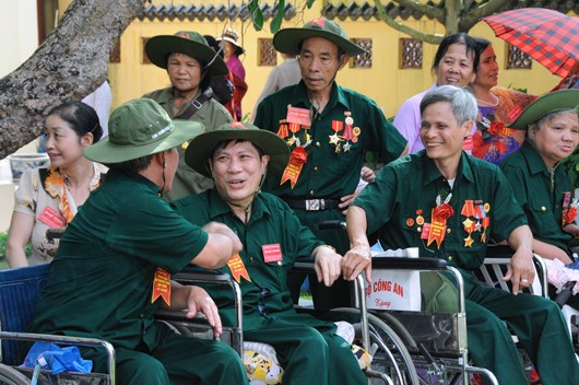 Continuan en Vietnam acciones de gratitud a personas con meritos revolucionarios hinh anh 1
