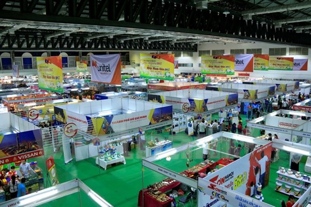 Vietnam participa en Feria internacional de Regalos y Primas en Singapur hinh anh 1