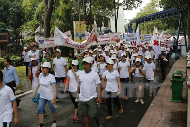 Mas de cinco mil personas participan en caminatas beneficas por victimas de Dioxina hinh anh 1