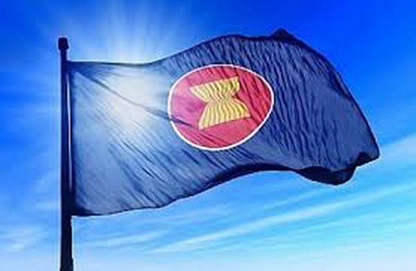 Laos y Camboya izan banderas de ASEAN en saludo al 50 aniversario de fundacion del bloque hinh anh 1