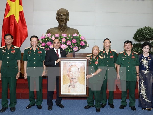 Premier vietnamita dialoga con veteranos en campo de batalla de Truong Son hinh anh 1