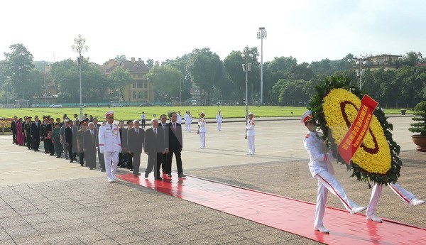 Lideres vietnamitas rinden homenaje a Ho Chi Minh y martires hinh anh 1
