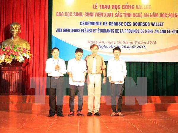 Ayudan a estudiantes vietnamitas con escasez economicas hinh anh 1