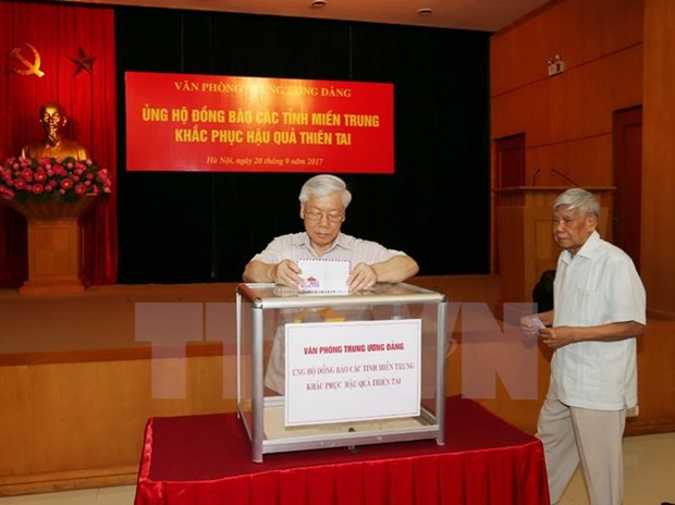 Dirigentes del Partido Comunista y Parlamento de Vietnam apoyan a victimas de Doksuri hinh anh 1