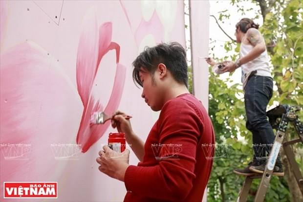 Efectuan en Hanoi el intercambio de pintura mural con el famoso pintor chileno hinh anh 1
