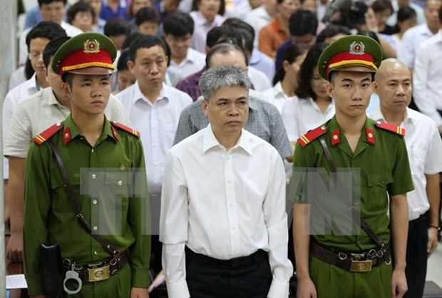 Tribunal de Hanoi dicta severas condenas a exejecutivos de Oceanbank hinh anh 1