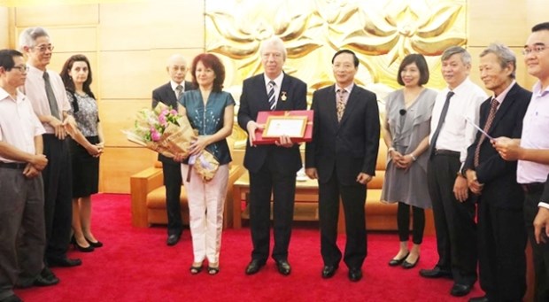 Vietnam honra a diplomatico bulgaro con insignia de amistad hinh anh 1