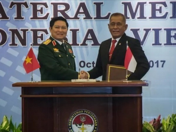 Vietnam e Indonesia firman declaracion sobre cooperacion en defensa hinh anh 1