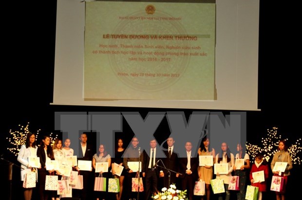 Honran a estudiantes vietnamitas destacados en Republica Checa hinh anh 1