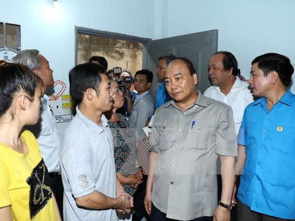 Premier de Vietnam urge a mejorar calidad de vida de obreros hinh anh 1
