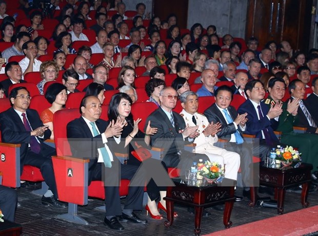 Premier de Vietnam asiste al programa artistico por centenario de la Revolucion de Octubre hinh anh 1