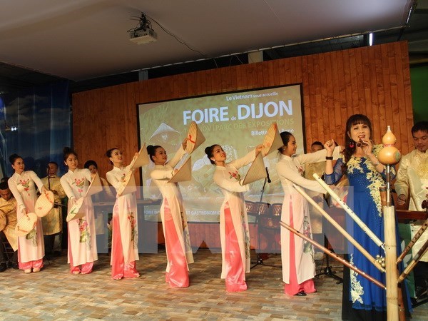 Stand de Vietnam en Feria Internacional Dijon atrae a publico frances hinh anh 1