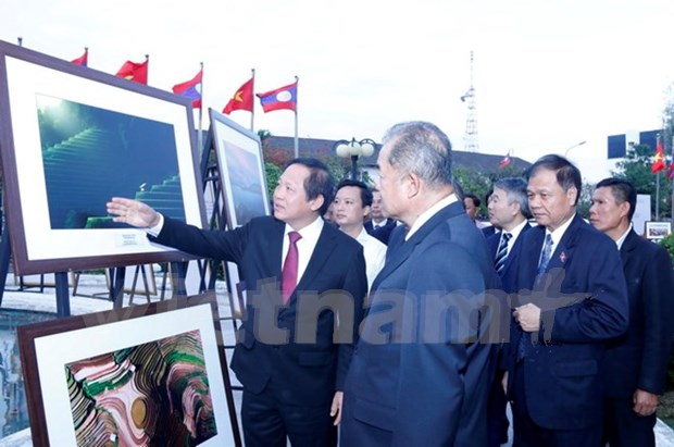 Exposicion de prensa resalta lazos Vietnam - Laos hinh anh 1