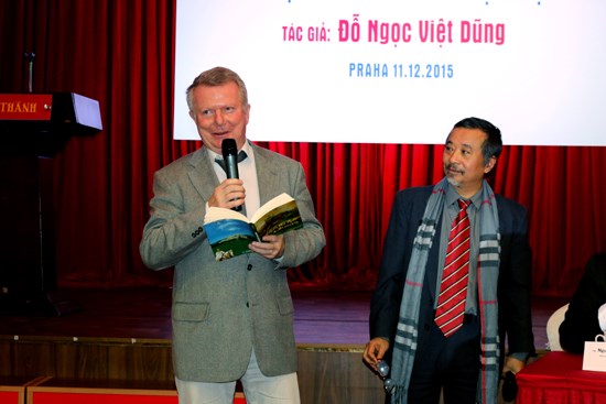 Asociacion de literatos checos condecora a escritor vietnamita hinh anh 1