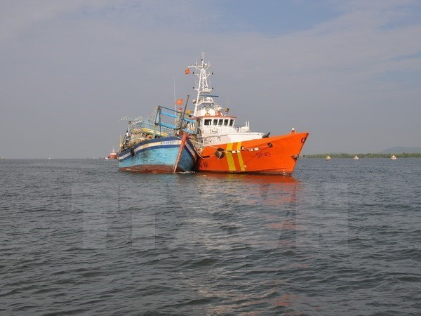 Rescatan a pescadores vietnamitas accidentados en el mar hinh anh 1