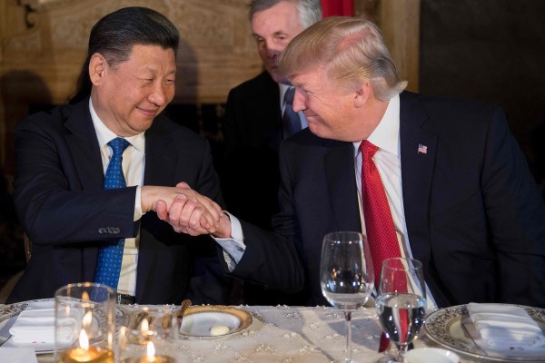Donald Trump y Xi Jinping exponen visiones sobre comercio global hinh anh 1