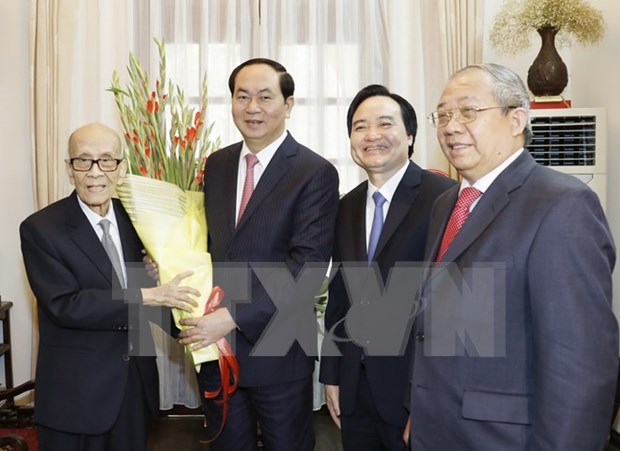 Presidente de Vietnam felicita a veteranos profesores en Dia Nacional del Maestro hinh anh 1