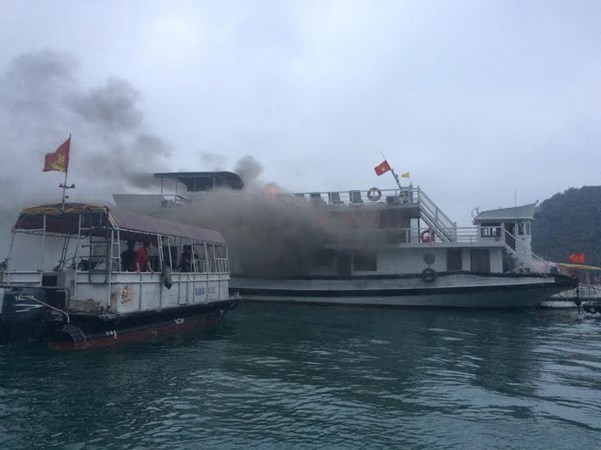 Turistas chinos traslados a sitio seguro tras una colision de barcos en provincia vietnamita hinh anh 1