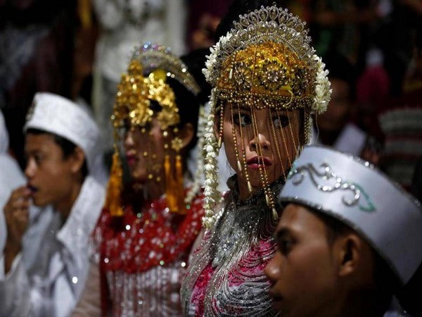 Parejas indonesias celebran Ano Nuevo con boda masiva hinh anh 1
