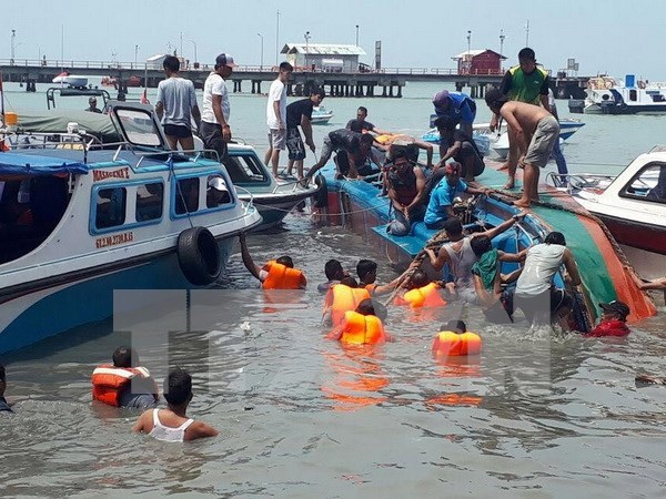 Indonesia: 13 muertos en naufragio ocurrido en Sumatra hinh anh 1