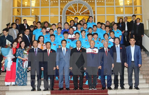 Premier Xuan Phuc exhorta a extender fuerza de voluntad del equipo nacional hinh anh 1