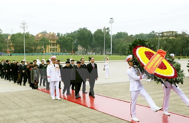 Maximos dirigentes de Vietnam rinden homenaje al Presidente Ho Chi Minh en ocasion de fundacion del PCV hinh anh 1
