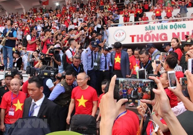 Seguidores del futbol atestan estadio en Ciudad Ho Chi Minh para recibir al equipo sub-23 nacional hinh anh 1