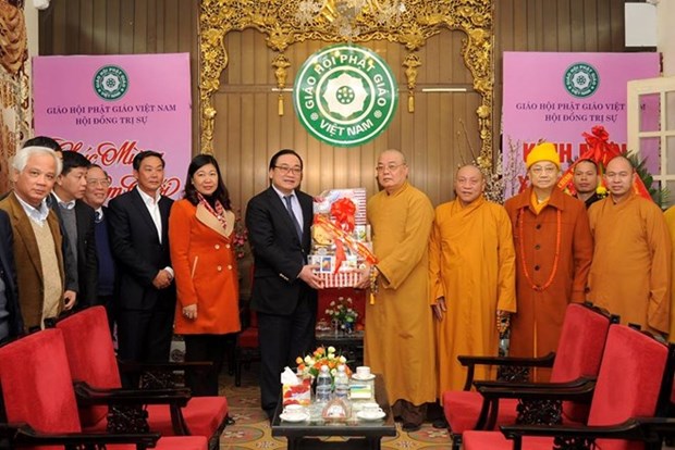 Dirigente de Hanoi felicita Sangha Budista de Vietnam en ocasion de Tet hinh anh 1
