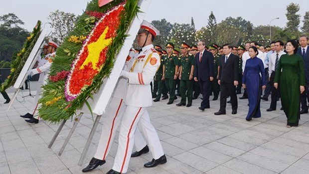 Lideres de Ciudad Ho Chi Minh rinden tributo al presidente Ho Chi Minh hinh anh 1