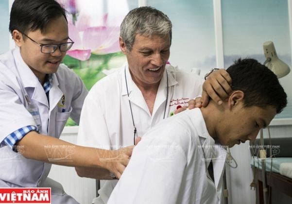 Medico frances dedicado a la medicina tradicional vietnamita hinh anh 1