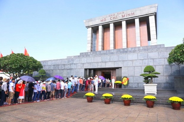 Miles de personas rindieron homenaje al Presidente Ho Chi Minh en ocasion del Ano Nuevo Lunar hinh anh 1