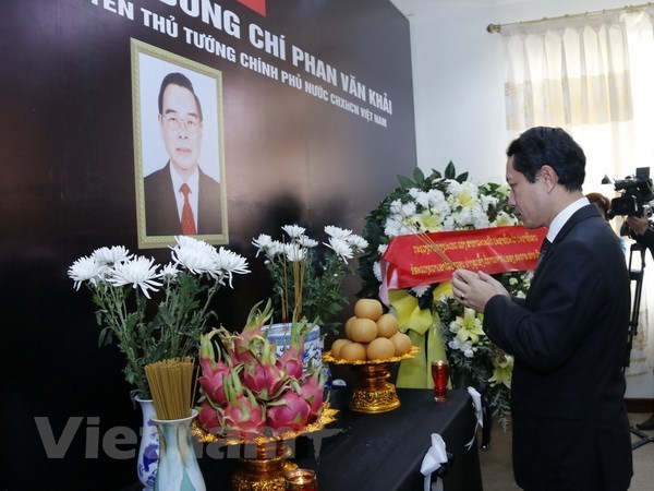 Dirigentes laosianos rinden tributo a Phan Van Khai hinh anh 1