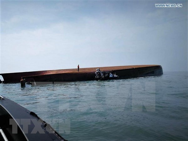 Decenas de desaparecidos tras hundimiento de buque frente a costas de Malasia hinh anh 1