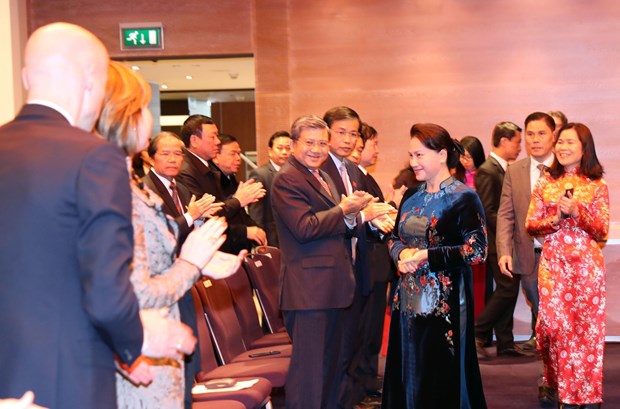 Presidenta del Parlamento de Vietnam destaca relaciones con Paises Bajos hinh anh 1