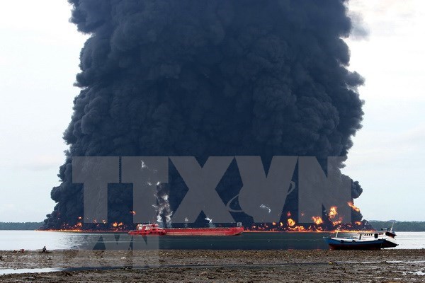 Indonesia: dos muertos en incendio por derrame de petroleo hinh anh 1
