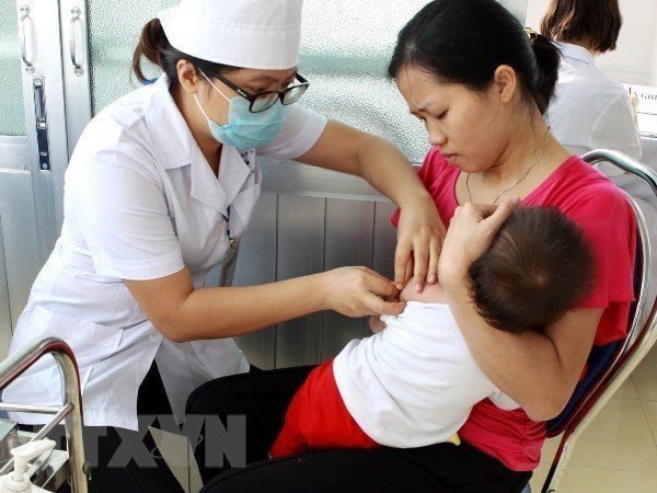 Inician uso oficial de vacuna mixta contra sarampion y rubeola elaborada por Vietnam hinh anh 1