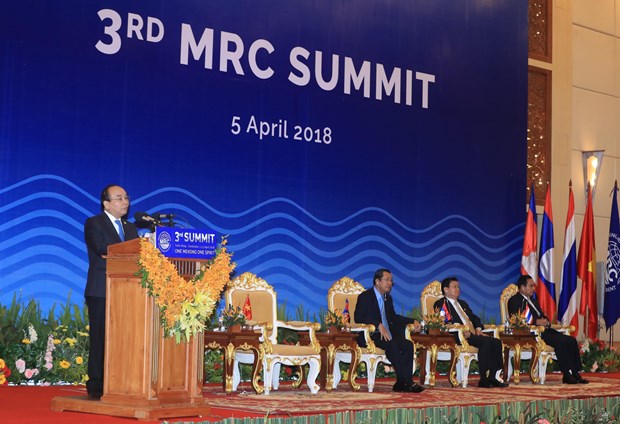 Premier vietnamita concluye asistencia a reunion de alto nivel de MRC hinh anh 1