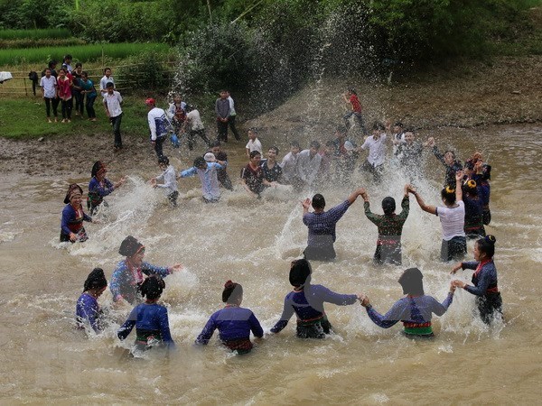 Vietnam: Grupo etnico de Laos celebra festival de salpicaduras de agua hinh anh 1