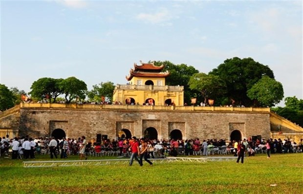 Aluvion de viajeros en dias feriados en sitios turisticos en Vietnam hinh anh 1