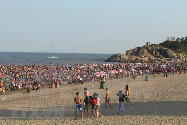 Provincia costera de Thanh Hoa recibe a casi 600 mil viajeros en dias feriados hinh anh 1