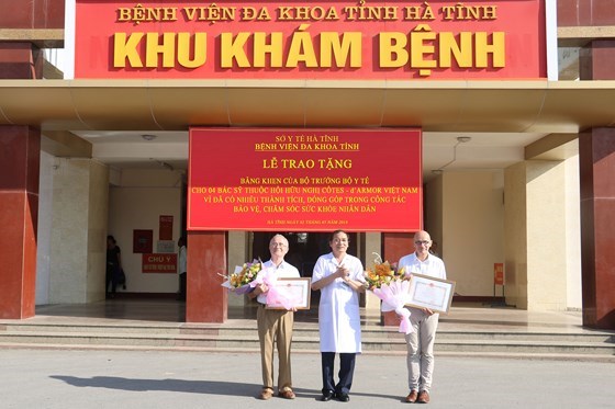 Reconocen contribucion de medicos franceses al sector de salud en Vietnam hinh anh 1