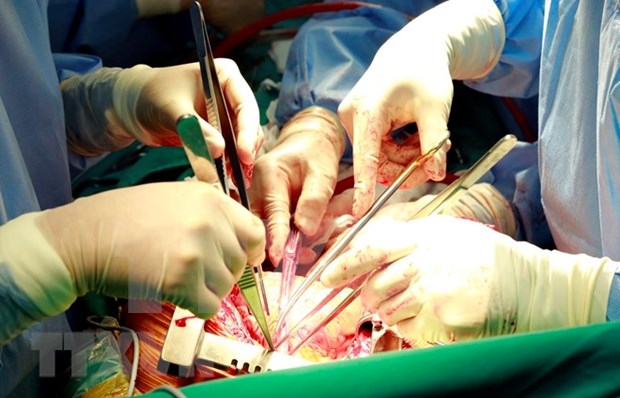 Hospital vietnamita realiza con exito cirugia para el cancer de tiroides hinh anh 1