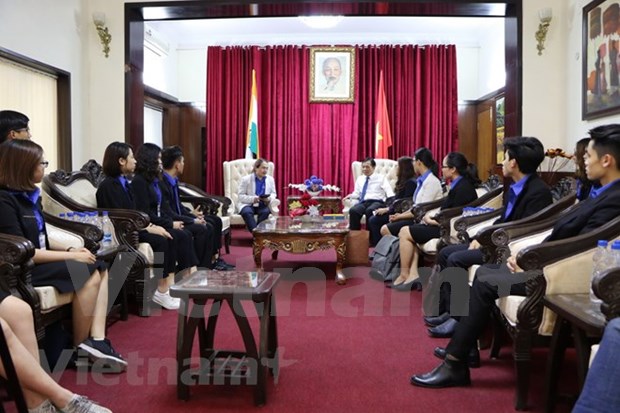 Embajador vietnamita en Nueva Delhi se reune con estudiantes destacados de su pais hinh anh 1