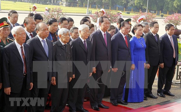 Dirigentes de Vietnam rinden homenaje al Presidente Ho Chi Minh hinh anh 1