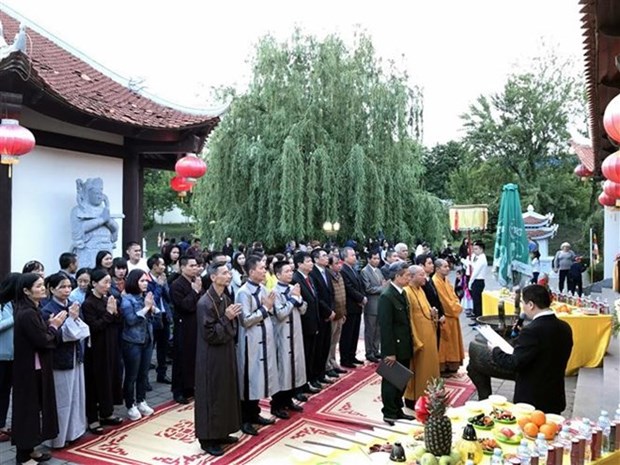 Comunidad de vietnamitas en Ucrania rinde homenaje a martires nacionales hinh anh 1