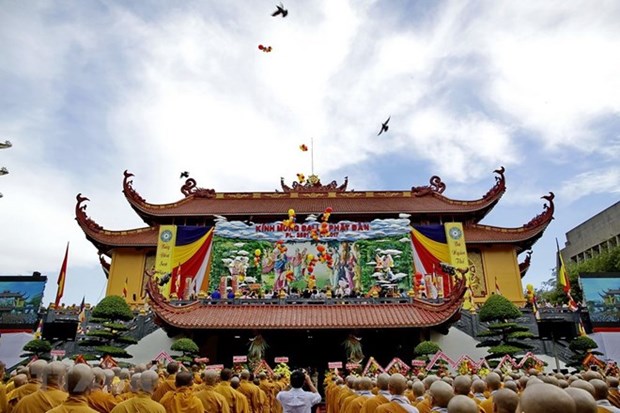 Jefa de movilizacion de masas de Vietnam felicita a dignatario budista en Dia de Vesak hinh anh 1