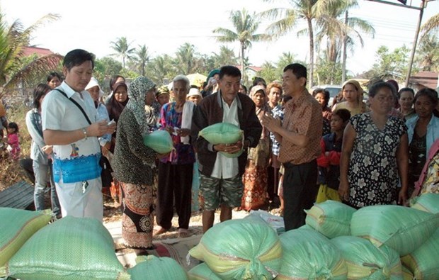 Vietnamitas en Camboya apoyan a familias con dificultades economicas hinh anh 1