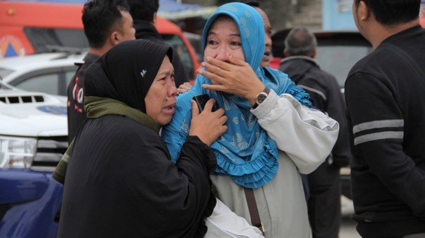 Aceleran busqueda de victimas en hundimiento de ferry en Indonesia a pesar de mal clima hinh anh 1