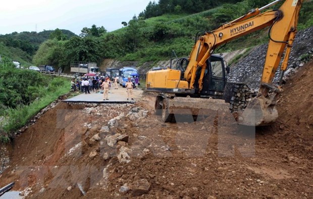 Vicepremier vietnamita recorre zonas afectadas por intensas lluvias e inundaciones hinh anh 1